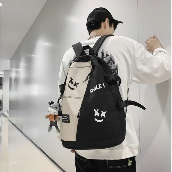 Młodzieżowy plecak szkolny na laptopa czarno-beżowy z brelokiem krowy (D074)