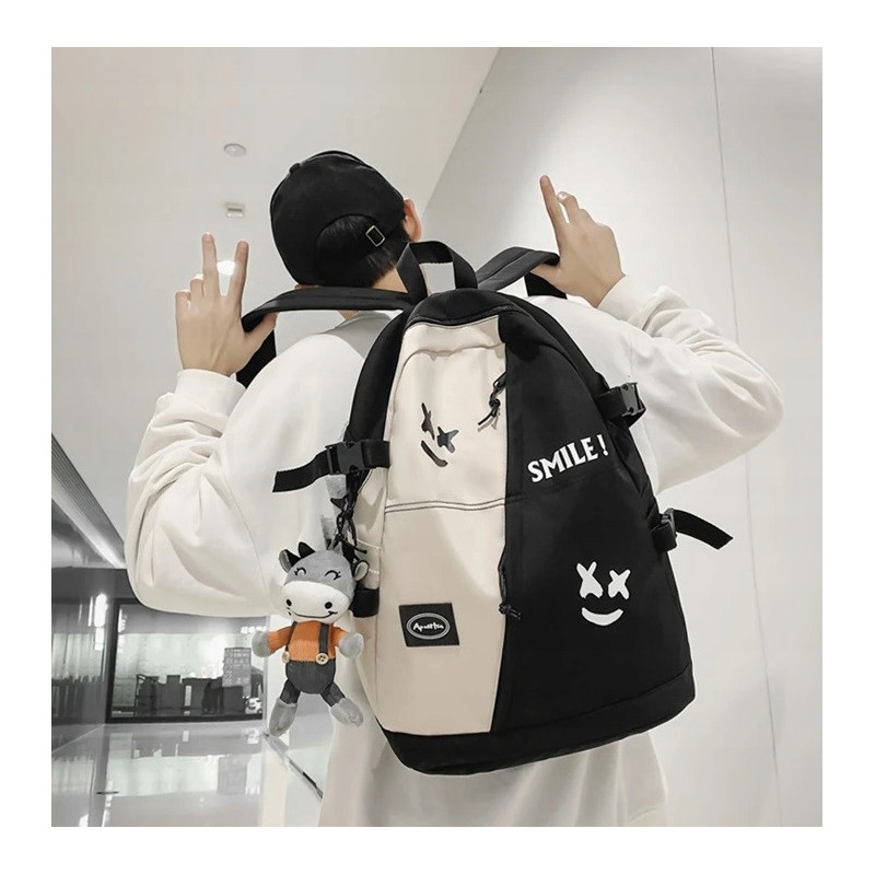 Młodzieżowy plecak szkolny na laptopa czarno-beżowy z brelokiem krowy (D074)