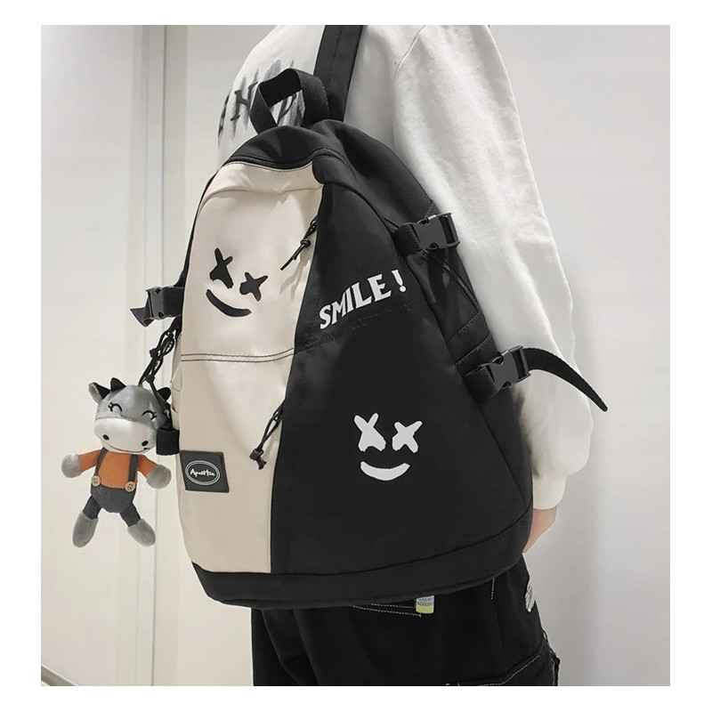 Młodzieżowy plecak szkolny na laptopa czarno-beżowy z brelokiem krowy (D074)