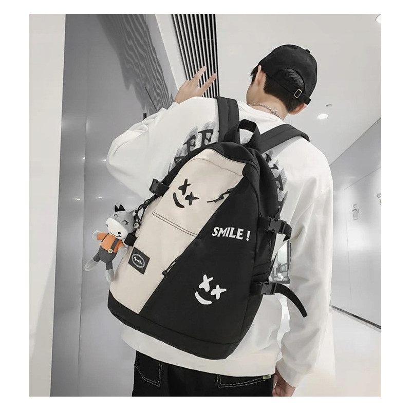 Młodzieżowy plecak szkolny na laptopa czarno-beżowy z brelokiem krowy (D074)