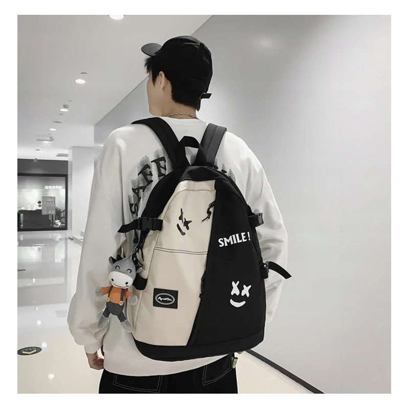 Młodzieżowy plecak szkolny na laptopa czarno-beżowy z brelokiem krowy (D074)