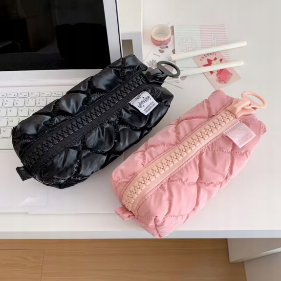 Piórnik Puffy Pikowany Czarny Połyskujący Pojemny Szkolny Młodzieżowy Etui