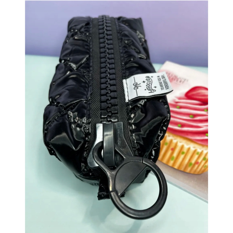 Piórnik Puffy Pikowany Czarny Połyskujący Pojemny Szkolny Młodzieżowy Etui