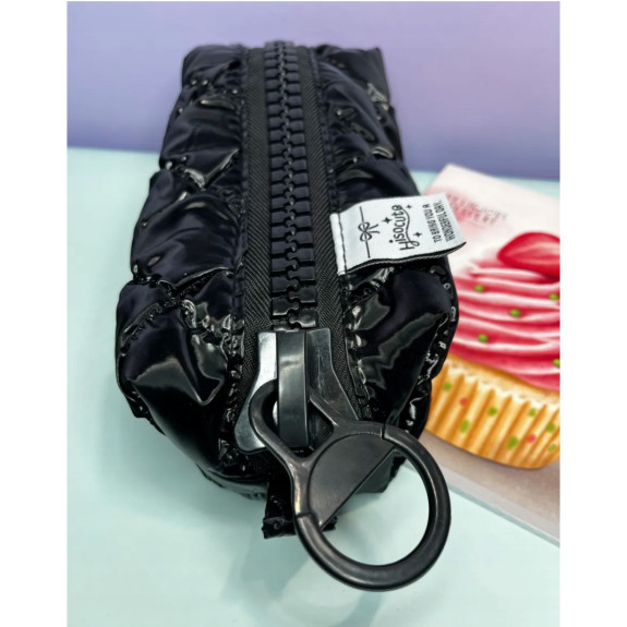 Piórnik Puffy Pikowany Czarny Połyskujący Pojemny Szkolny Młodzieżowy Etui